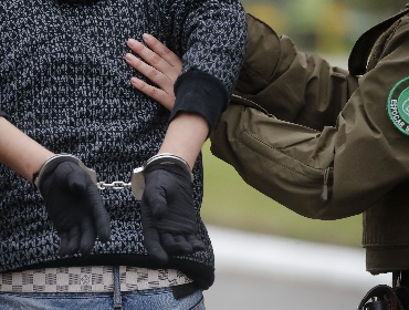 Carabineros detiene a dos jóvenes por disparar desde un scooter en Santiago