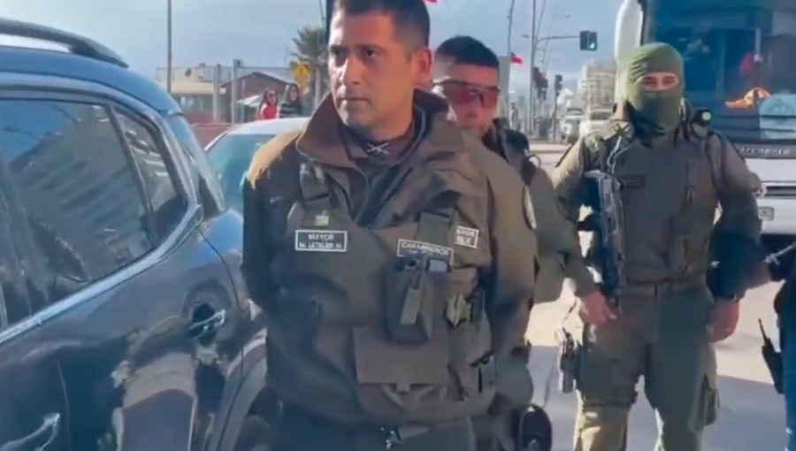 Insólito: Detienen a exseremi vestido de Carabinero controlando el tránsito en La Serena