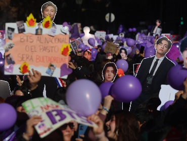 Fans de BTS marchan en Chile para exigir claridad sobre sus conciertos