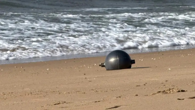 Resuelven el misterio de las "bolas del espacio" que aparecieron en una playa australiana