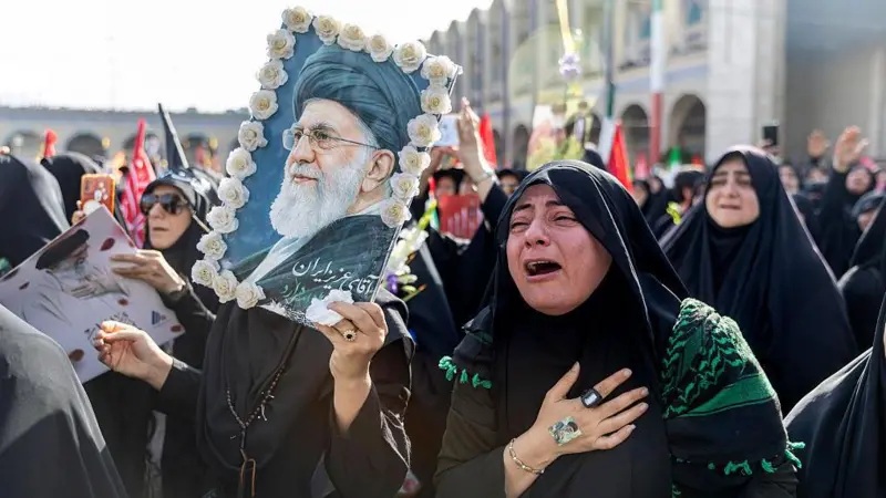 Miles de iraníes despiden al ayatolá Alí Jamenei en medio de amenazas contra EE.UU. e Israel