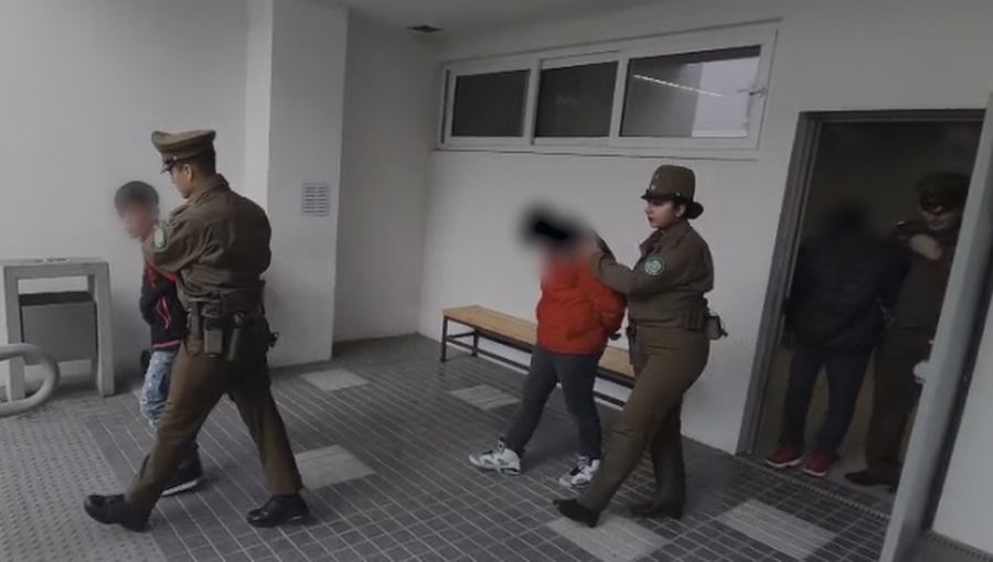 Detienen a tres menores de edad que protagonizaron violento robo a tienda de celulares en mall de Maipú
