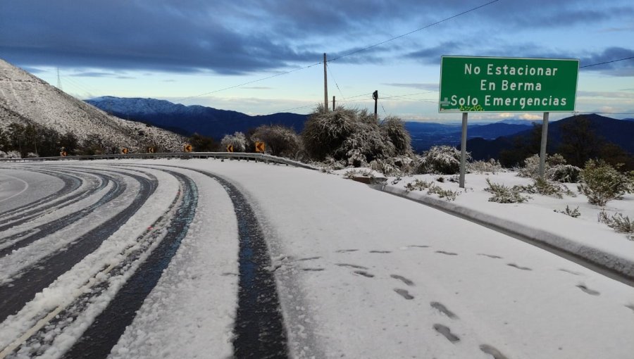 Heladas de hasta -4°C obligan al cierre preventivo de la Cuesta La Dormida en Olmué