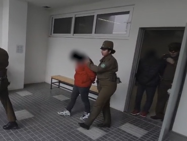Detienen a tres menores de edad que protagonizaron violento robo a tienda de celulares en mall de Maipú