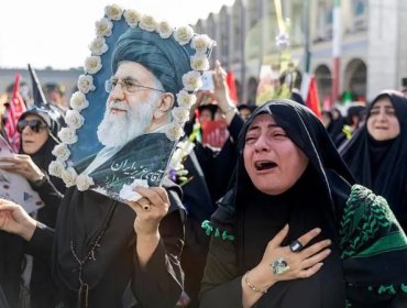 Miles de iraníes despiden al ayatolá Alí Jamenei en medio de amenazas contra EE.UU. e Israel