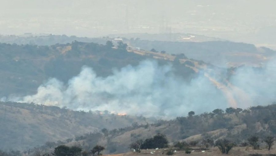 Bomberos y personal de Conaf combaten incendio forestal en Quebrada Escobares de Villa Alemana