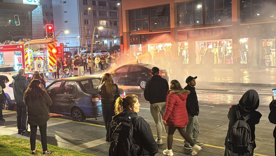 Taxi colectivo se incendió frente a la plaza Sucre en pleno centro de Viña del Mar