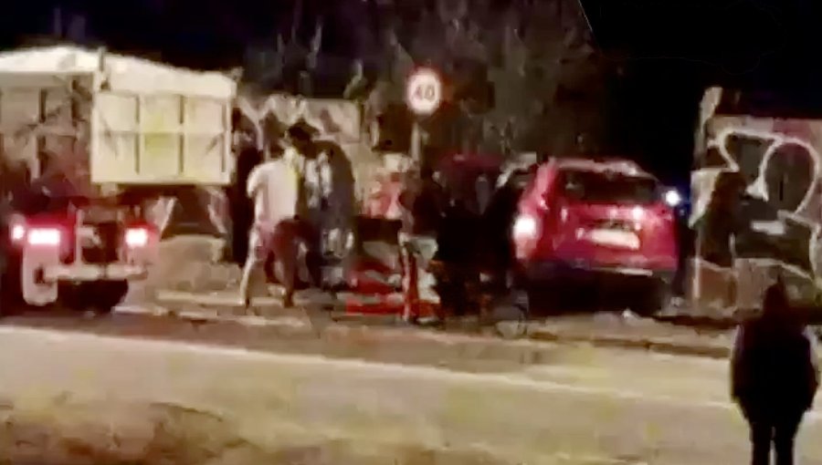 Vehículo choca contra pandereta y provoca congestión vehicular en la parte alta de Viña