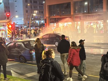 Taxi colectivo se incendió frente a la plaza Sucre en pleno centro de Viña del Mar