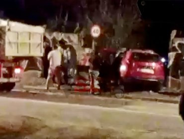 Vehículo choca contra pandereta y provoca congestión vehicular en la parte alta de Viña
