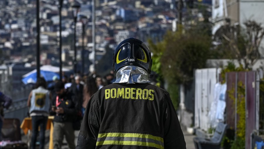 Con el agua al pecho y ropa de calle: detalles del heroico y desconocido primer despacho que dio origen a Bomberos de Valparaíso