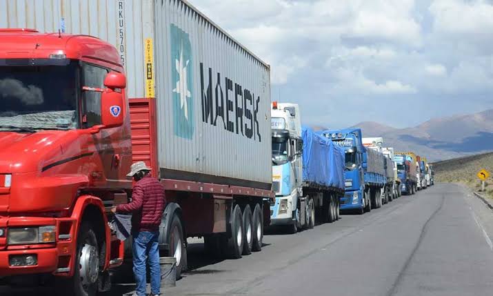 Más de 500 camiones bolivianos permanecen varados en la frontera con Chile por reducción horaria en Complejo Fronterizo Colchane