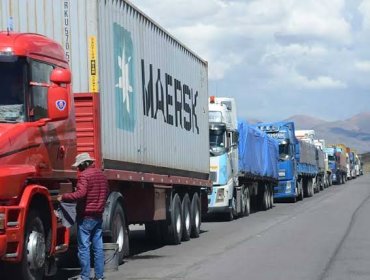 Más de 500 camiones bolivianos permanecen varados en la frontera con Chile por reducción horaria en Complejo Fronterizo Colchane