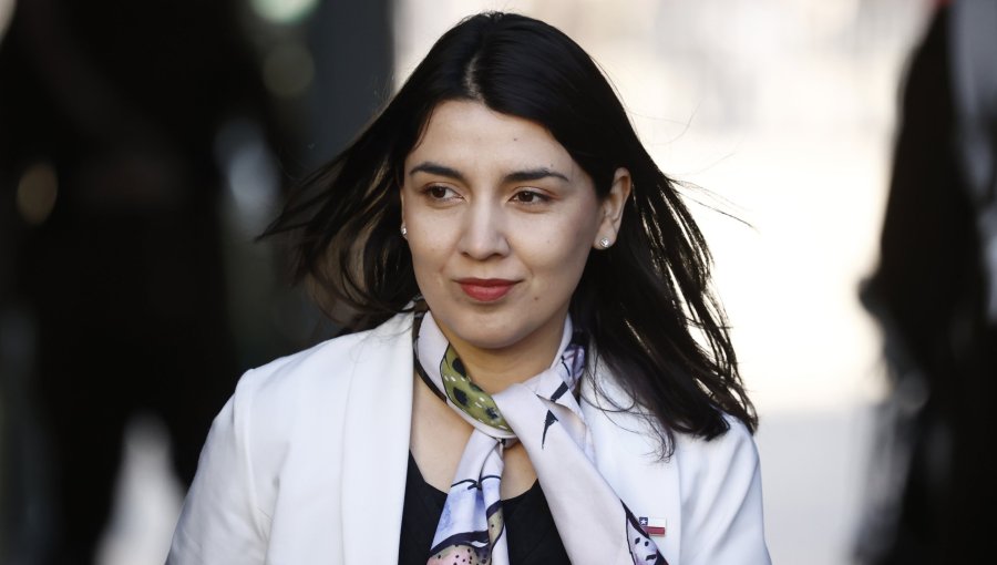 Piden a Contraloría que investigue millonarios aumentos de sueldo en Ministerio de la Mujer