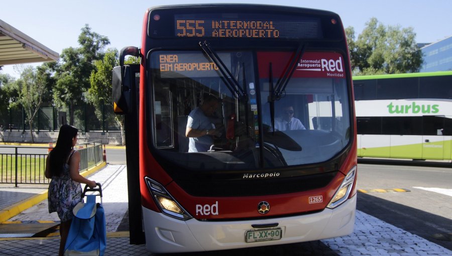 FNE descarta riesgos a la libre competencia en licitación para el servicio de buses hacia y desde el Aeropuerto de Santiago