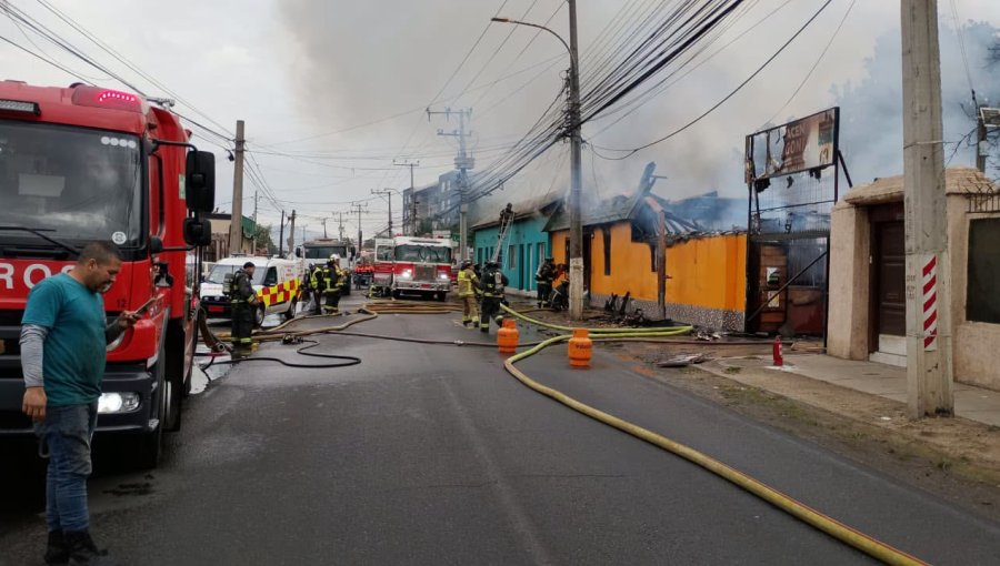 Incendio destruyó una vivienda y un local comercial en la Av. 21 de Mayo de Quillota