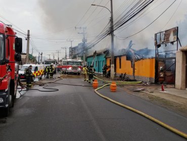 Incendio destruyó una vivienda y un local comercial en la Av. 21 de Mayo de Quillota