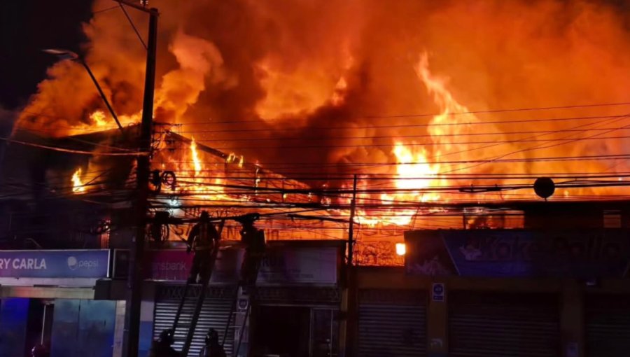 Incendio estructural afecta a locales comerciales en San Antonio