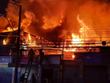 Incendio estructural afecta a locales comerciales en San Antonio