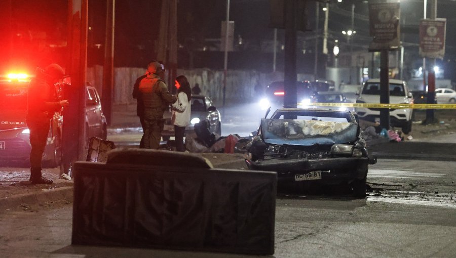 Dos muertos y un vehículo quemado tras balacera en población de San Bernardo