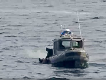 Rescatan con vida a un hombre que era arrastrado por el fuerte oleaje en Puchuncaví
