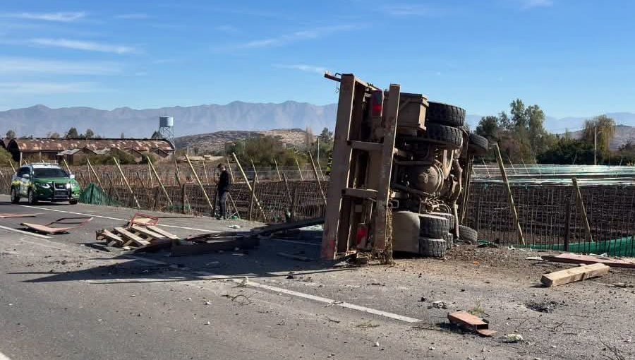 Camión vuelca tras colisión con bus argentino en la autopista Los Libertadores de Los Andes: conductor sufrió lesiones