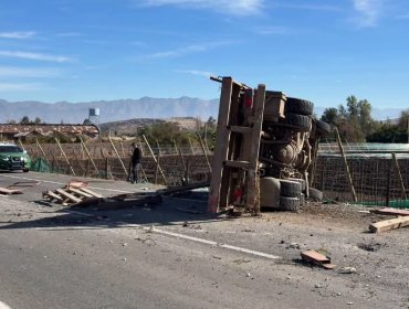 Camión vuelca tras colisión con bus argentino en la autopista Los Libertadores de Los Andes: conductor sufrió lesiones