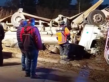 Camión aljibe perteneciente a la Municipalidad de Olmué volcó sobre una vivienda en sector Lo Narváez