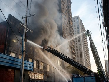 Bomberos combaten voraz incendio en bodega en el centro de Santiago: edificio cercano fue evacuado de manera preventiva