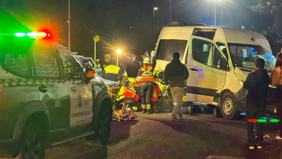 Una persona resultó con lesiones graves tras colisión entre furgón y un camión en el camino La Pólvora de Valparaíso
