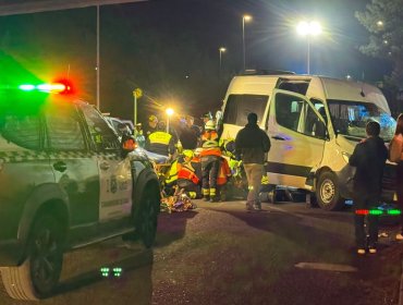 Una persona resultó con lesiones graves tras colisión entre furgón y un camión en el camino La Pólvora de Valparaíso