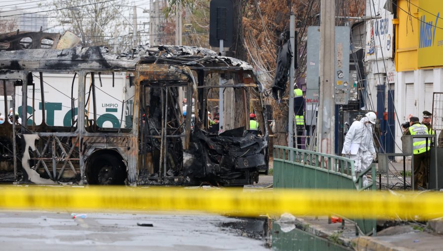 Ascienden a siete los fallecidos tras incendio por colisión entre camioneta y un bus del sistema RED en el barrio Franklin