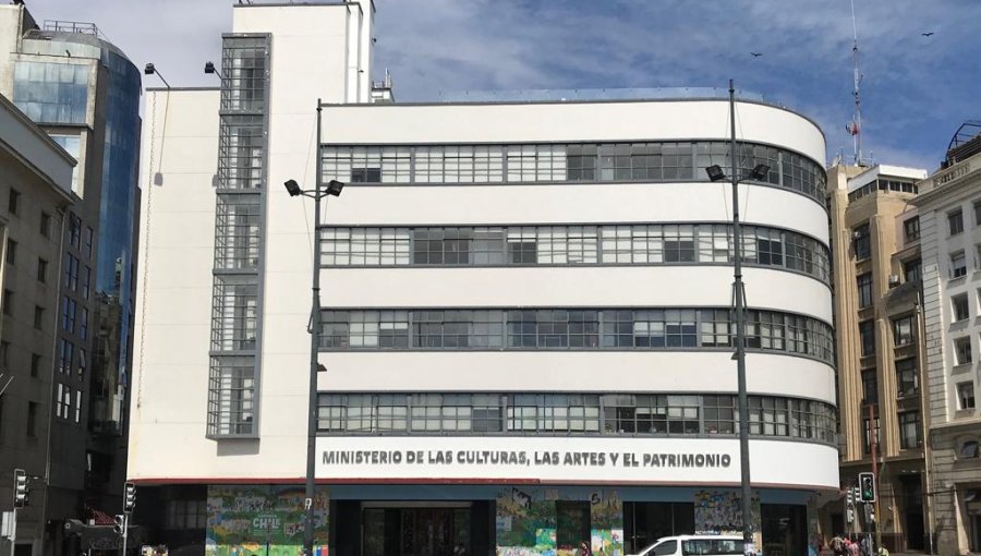Ministerio de las Culturas explica aumento de sueldo a seremis: "Corresponde a una Política de Estado"