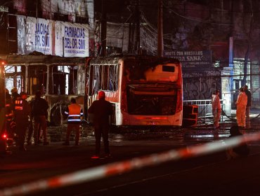 Cinco fallecidos deja violenta colisión entre bus RED y camioneta que huía de un procedimiento de fiscalización de Carabineros en Santiago