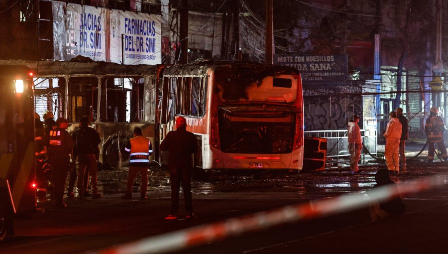 Cinco fallecidos deja violenta colisión entre bus RED y camioneta que huía de un procedimiento de fiscalización de Carabineros en Santiago