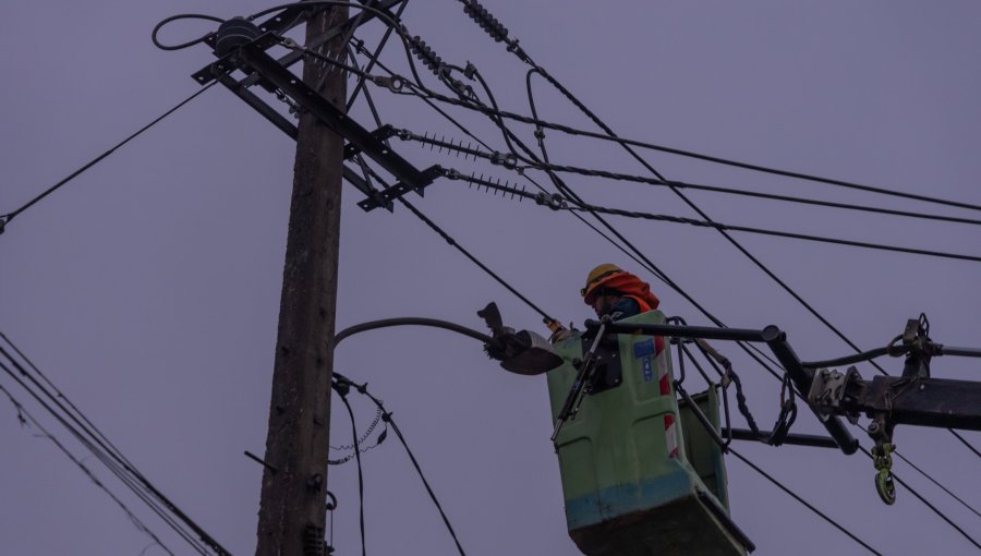 Autoridades fiscalizan a distribuidoras de energía eléctrica ante llegada de los sistemas frontales a la región de Valparaíso