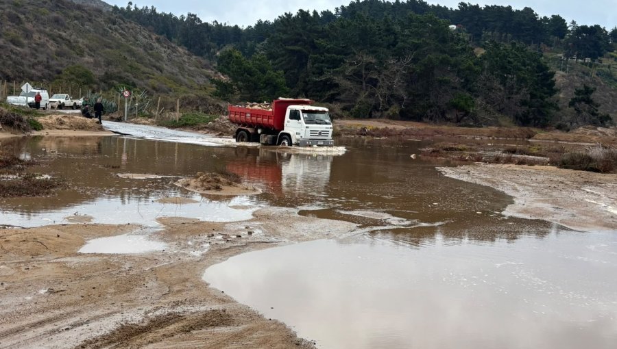Monitorean puntos críticos de Papudo y reportan inundación temporal del badén Las Salinas