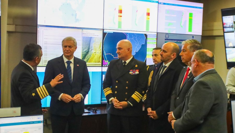 Presidente Kast visita el SHOA en Valparaíso y destaca el trabajo colaborativo de prevención ante sistema frontal