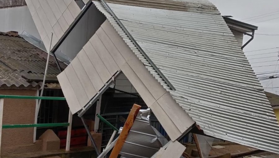 Registran derrumbe de vivienda por intensos vientos en Playa Ancha en Valparaíso
