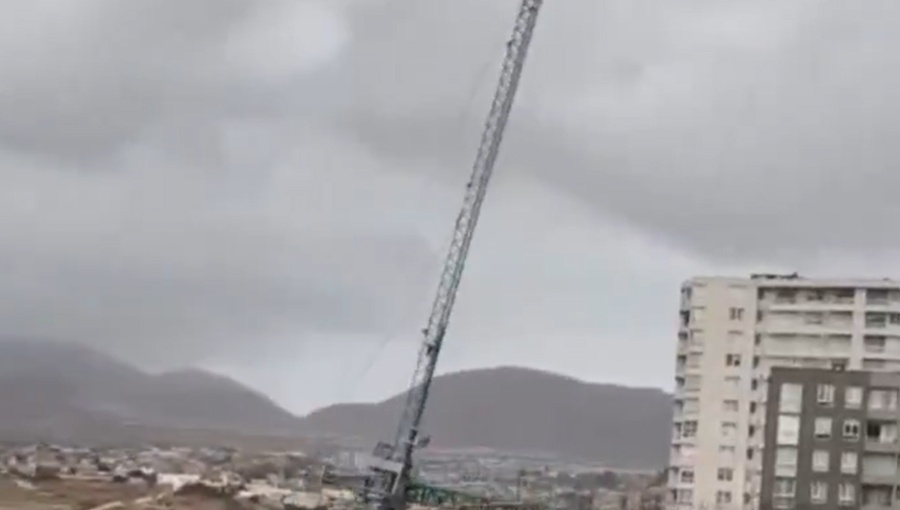 Caída de grúa sobre viviendas por fuertes vientos en Coquimbo deja una persona lesionada