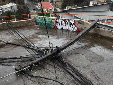 Caída de poste mantiene tránsito vehicular suspendido en cerro Cordillera de Valparaíso