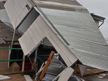 Registran derrumbe de vivienda por intensos vientos en Playa Ancha en Valparaíso
