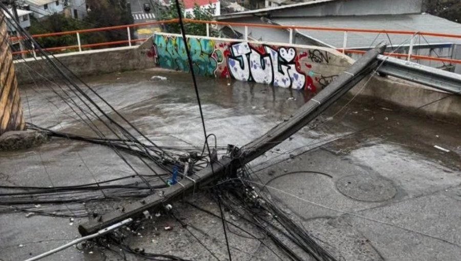 Caída de poste mantiene tránsito vehicular suspendido en cerro Cordillera de Valparaíso