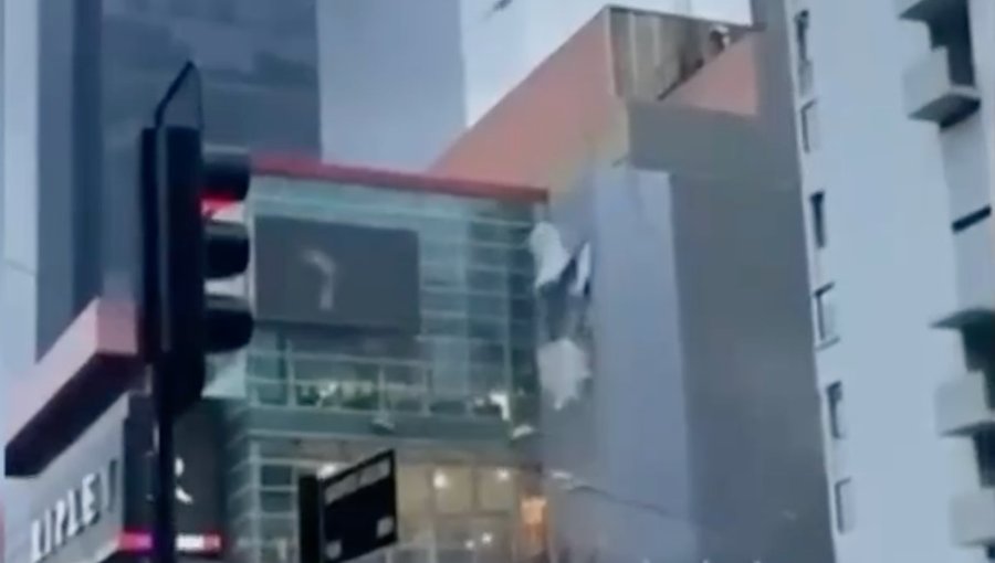 Fuertes vientos provocan que se desprenda techumbre de centro comercial en Concepción