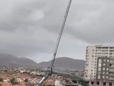 Caída de grúa sobre viviendas por fuertes vientos en Coquimbo deja una persona lesionada