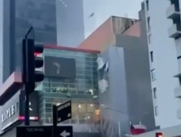 Fuertes vientos provocan que se desprenda techumbre de centro comercial en Concepción