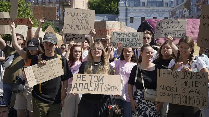 Miles de personas salieron a protestar en Ucrania tras la destitución del ministro de Defensa