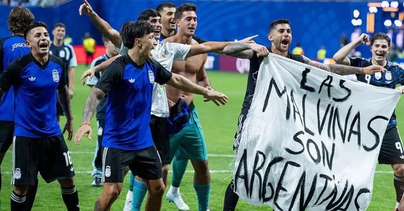 FIFA confirma que evalúa posibles sanciones a Argentina por mostrar pancarta sobre las Malvinas