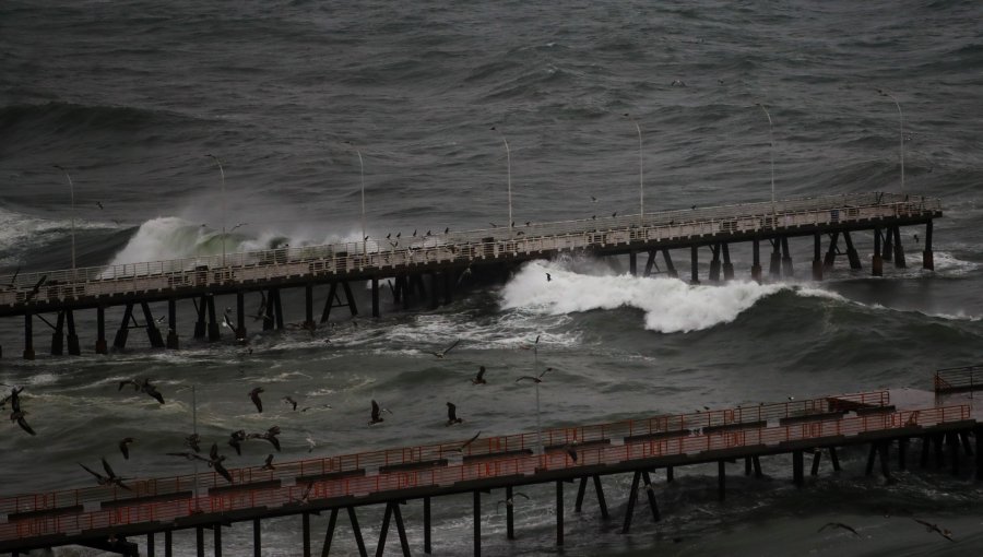 Sistema frontal golpea a la región de Valparaíso con lluvias récord, vientos de hasta 87 km/h y riesgo inminente de trombas marinas