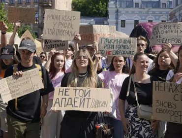 Miles de personas salieron a protestar en Ucrania tras la destitución del ministro de Defensa